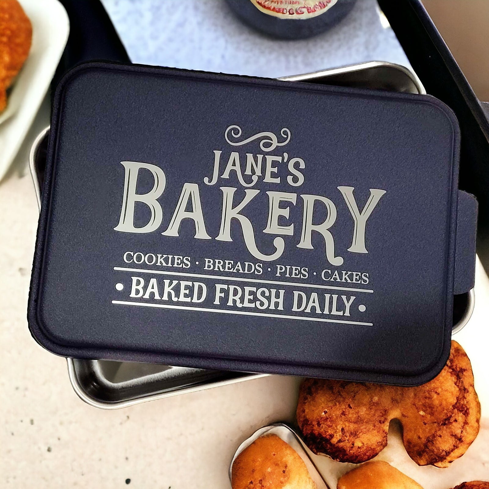 Personalized Aluminum Cake Pan with Lid Engraved With Custom Name Bake Tray - Wedding, Anniversary, Housewarming, Birthday Gift shops (Black)